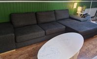 Stor svart/grå soffa med divan