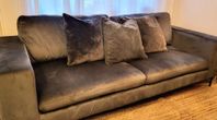 Soffa och sittmodul /sitpuff / fotpall i grå sammet.
