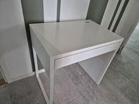 Fint mindre skrivbord från Ikea.