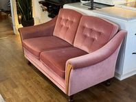 Stilren retrosoffa i sammet – fint skick