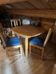 Matbord i furu med 3 st stolar 
