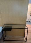 Matbord och två stolar + ett sideboard