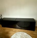 IKEA bestå svart högblank byrå/tvbänk