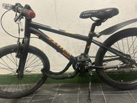 svart barncykel