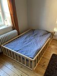Montessori-säng i trä + IKEA-madrass (120x200 cm)