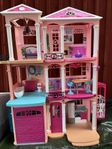 barbiehus med möbler och dockvagn brio (barnvagn)