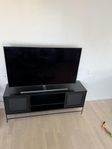 Svart Tv-bänk med rotting 2500:- ny