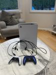 PS5 säljes – 2 handkontroller ingår