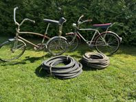 Två retro cyklar.