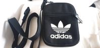 Adidas svart axelremsväska