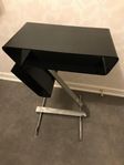 svart sideboard/ tidningsställ