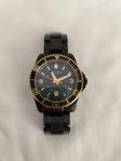 klocka Victorinox Maverick Large Gulguldtonat o svart