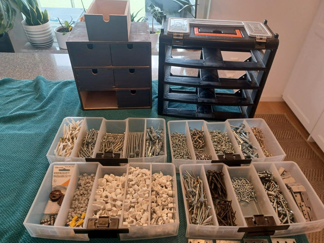 Verktygslåda full med nya mut...