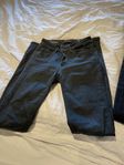 svart replay jeans 