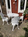 Caféset Bord o fyra stolar.