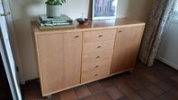 Skänk/sideboard 140 x 48 cm på hjul.