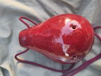 Vacker handgjord ocarina i keramik.