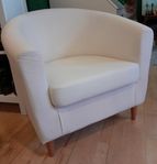 Vit clubfåtölj i tyg (IKEA)