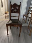 Antik stol med snidade detaljer