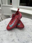 Nike fotbollsskor strl. 36