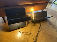 Två sängbord i metall med belysning och USB-uttag