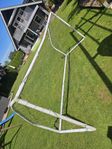 Fotbollsmål med hål i nätet