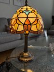 Vacker Tiffany-lampa i färgat glas – retro känsla