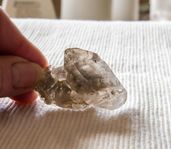 En rå Rökkvarts, inneslutningar o striering, 43 gram.