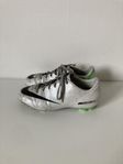 (Nr 17) Fotbollsskor till barn. Nike - Mercurial. Stl: 36.