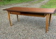 Teak bord med genomgående låda