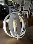 Taklampa i vitt trä med tillhörande glödlampa