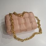 NY handväska oanvänd padded rosa kedja 