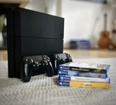 PlayStation 4 (PS4) + två handkontroller + fyra spel