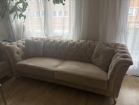 Beige sammet soffa 
