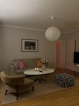 beige soffa med kromade ben 