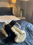 Svarta benskydd med ludd