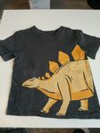 T-shirts med dinosaurier och Spiderman strl 98/104