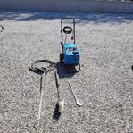 högtryckstvätt med tillbehör 
