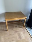 Litet träbord/sideboard