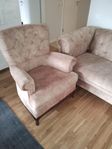 två stycken fyra sitt och två stycken fåtöljer 