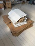 Flyttkartonger stora samt mindre med inredning för glas