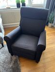 Ställbar fåtölj från IKEA med inbyggd fotpall.