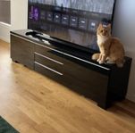Svart tv-bänk med förvaring
