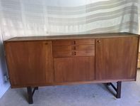 Sideboard i teak 1900-talets mitt