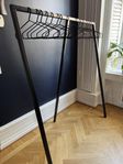 Klädhängare Loop Stand från HAY