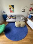 ljusgrå 2-sits soffa