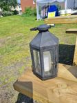 Lyktor, lampa, krukor, plast blommor 