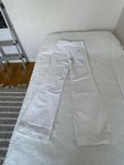 ett par vita Sisley jeans