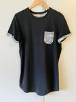 Svart T-shirt med detaljer