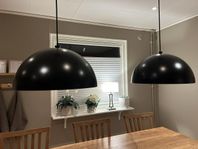 Två svarta lampor